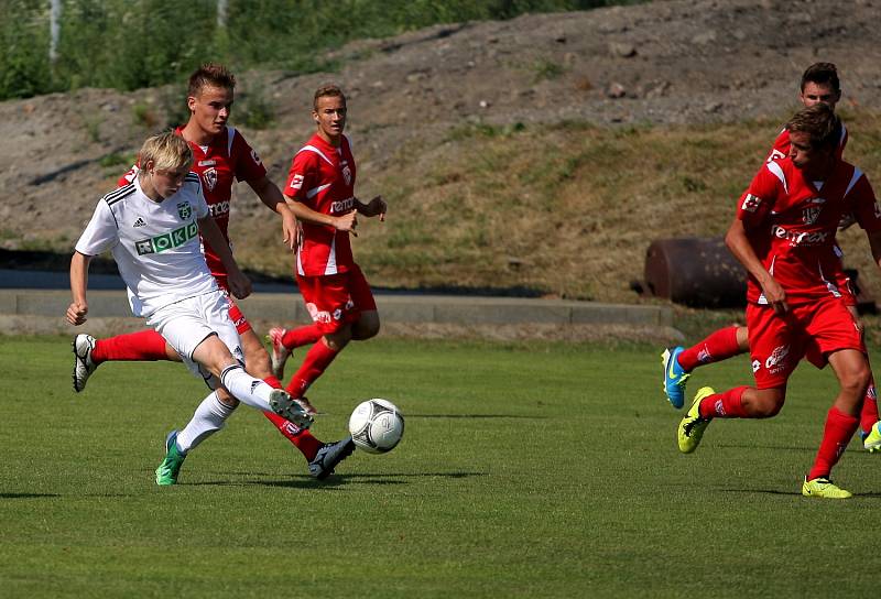 Fotbaloví dorostenci Karviné (v bílém) porazili doma Pardubice.