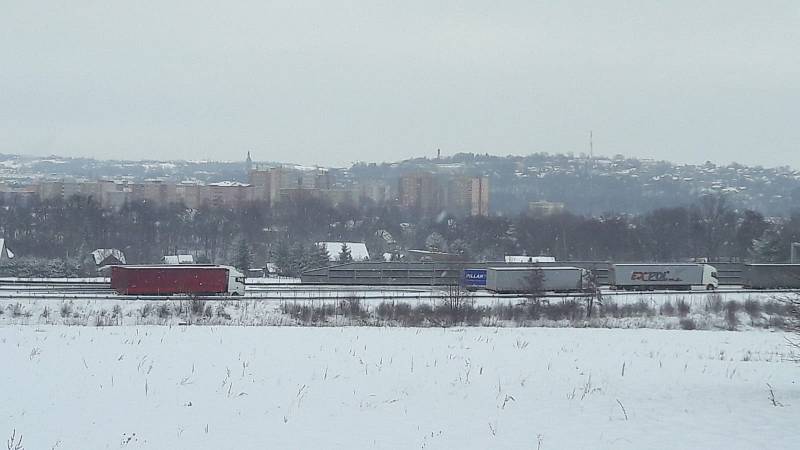 Doprava na D48 v Žukově po sněžení.
