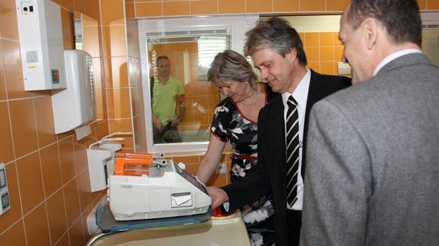 Infekční oddělení v havířovské nemocnici. primář Ivo Mifek ukazuje přístrojové vybavení. 