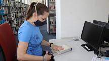 Pracovnice karvinské Regionální knihovny ještě před otevřením dokončují inventarizaci, třídění a obalování knížek.