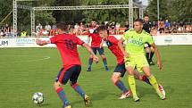 Karvinští fotbalisté (zelenkavé dresy) postoupili v domácím MOL Cupu do třetího kola. Sympaticky bojující Hlubinu z krajského přeboru porazili 6:0.