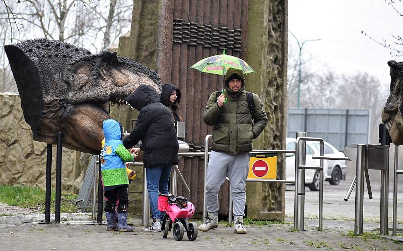 DinoPark Ostrava v sobotu po zimní přestávce přivítal první návštěvníky, 1. dubna 2023.