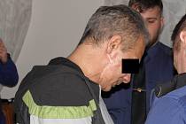 Muž (na snímku z hlavního líčení u Krajského soudu v Ostravě) byl za dvojnásobnou vraždu definitivně odsouzen ke dvaceti rokům žaláře.