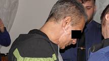 Muž (na snímku z hlavního líčení u Krajského soudu v Ostravě) byl za dvojnásobnou vraždu definitivně odsouzen ke dvaceti rokům žaláře.