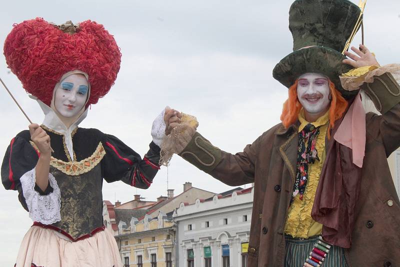 Magická atmosféra plná her i dalších odkazů na populární Alenku v říši divů.  Také to byl 25. ročník Knižního jarmarku v Karviné.