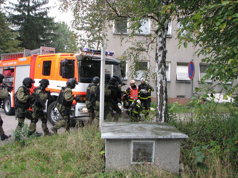 Cvičení policejního komanda a hasičů v havířovské nemocnici. Zásahovka se připravuje k vniknutí do objektu.