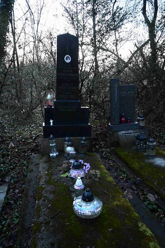 Fotoprocházka evangelickým hřbitovem v Karviné-Dolech.