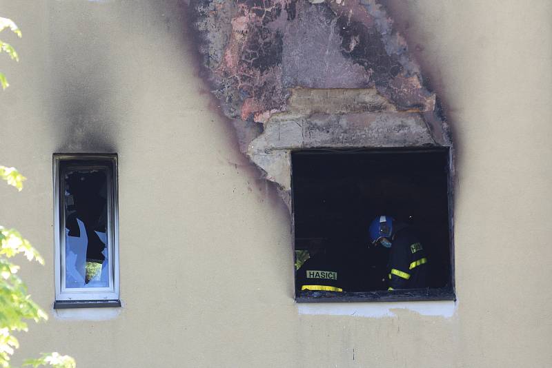 Dům v havířovské čtvrti Šumbark, kde v pondělí odpoledne došlo k požáru. Zemřely při něm dvě malé děti. Snímek z následujícího dne, úterý 19. května 2020.