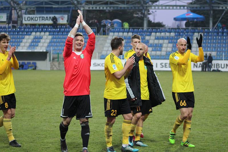 Fotbalisté Karviné (ve žlutém) šokovali Mladou Boleslav.