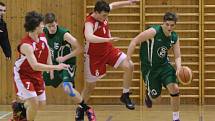 Basketbalovým juniorům Karviné (v zeleném) se moc nevede, ale na udržení v soutěži rozhodně mají.