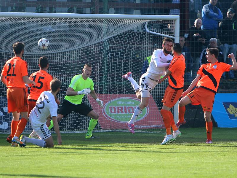 Lubomír Urgela (třetí zprava) se právě trefuje do sítě Frýdku-Místku a srovnává stav utkání na 1:1.