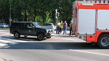 Cestou od tragické nehody na Orlovské ulici ke kolizi motocyklisty na Hlavní třídě narazil do auta hasičů řidič terénního vozu. 