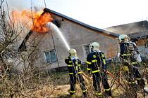 Pět jednotek hasičů zasahovalo v sobotu ráno v Petřvaldu u požáru střechy a půdy staršího rodinného domku.