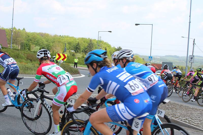 Peloton cyklistek při průjezdu Havířovem.