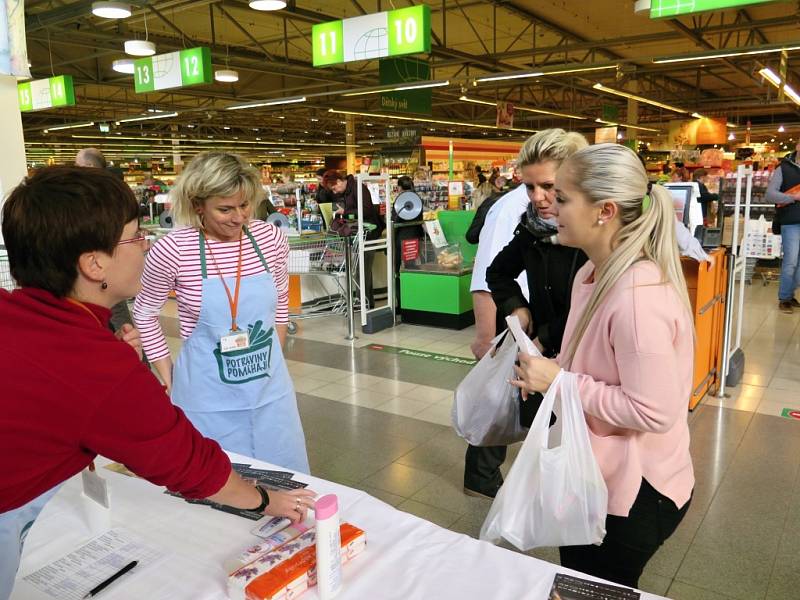 Pátý ročník Národní potravinové sbírky v Havířově. Tradičním místem, kde zájemci mohli přispět, bylo obchodní centrum Globus.