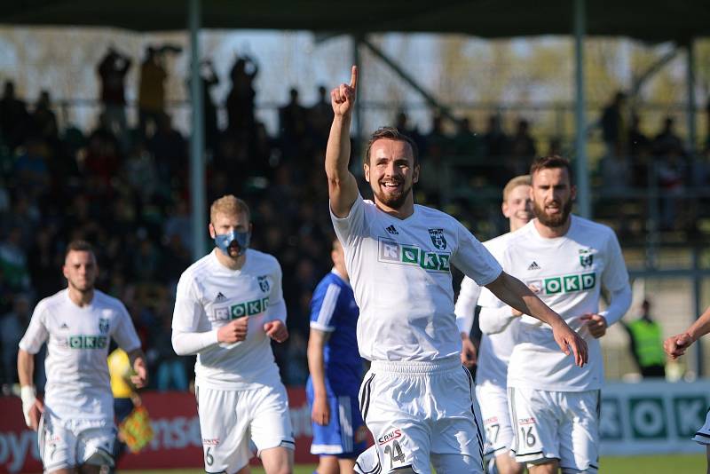 Karviná (v bílém) si doma poradila s béčkem Olomouce 2:0.