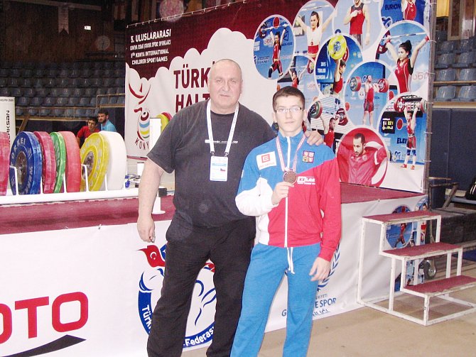 Martin Štreichl, bronzový medailista z Turecka, se svým osobním trenérem Pavlem Khekem.