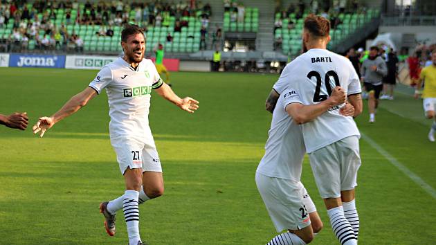 Fotbalisté MFK Karviná porazili v posledním zápase sezony Třinec 1:0, vyhráli druhou ligu a vybojovali postup do první. Vlevo Michal Papadopulos.
