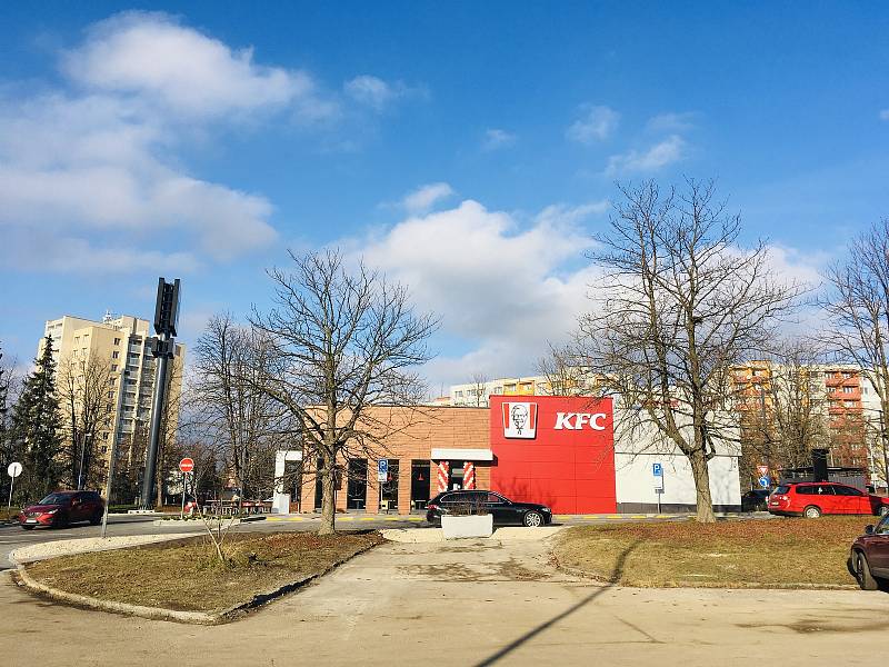 Třetí den provozu nového karvinského KFC. Prázdno u okének nebývá, právě naopak.