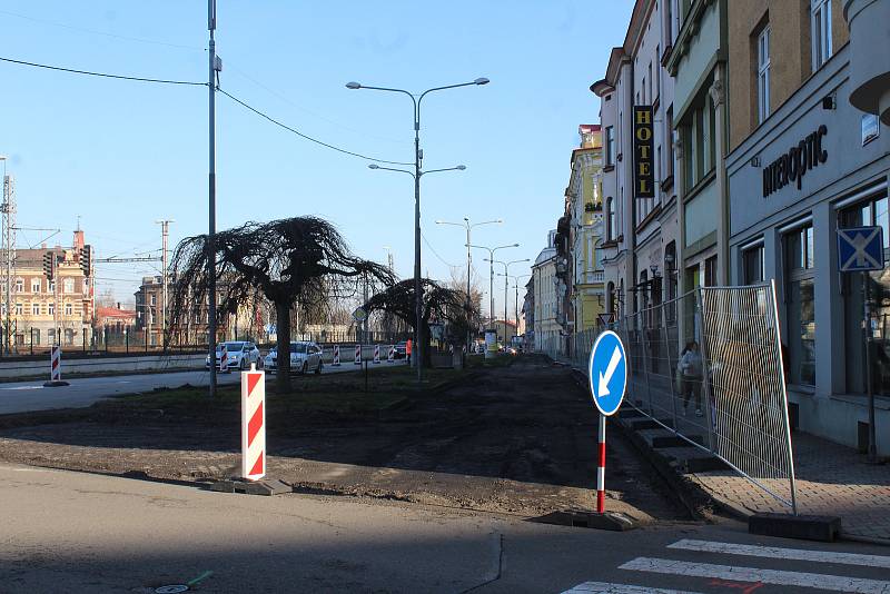 Po Nádražní ulici v Českém Těšíně se jezdí jednosměrně. Začala tam revitalizace a přeměna v částečnou pěší zónu. Práce potrvají do podzimu.