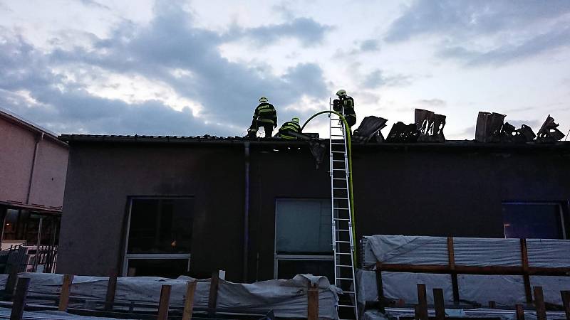 Pondělní ranní požár zničil střechu výrobní haly v Českém Těšíně.