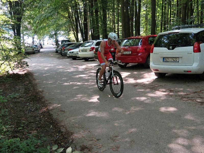 Na start 7. ročníku Albrechtického sprint triatlonu se v sobotu za krásného slunečného počasí postavilo 53 závodníků z toho 9 žen.