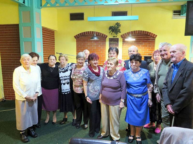 Klub důchodců při Domě s pečovatelskou službou v ulici Mládežnická uspořádal ve čtvrtek odpoledne setkání s jubilanty.