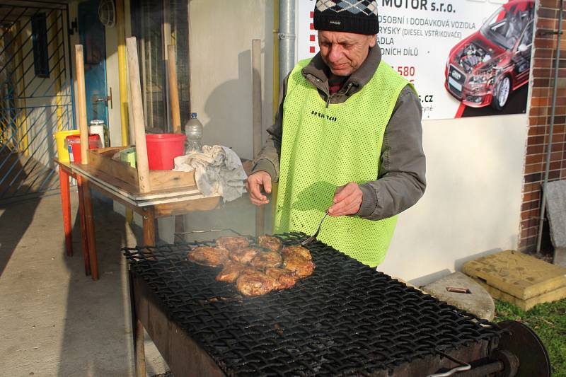 Grilovací rošt připraven a za chvíli se bude moci jíst.