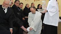 Po vzoru Ježíše Krista umyl stonavský farář během čtvrteční velikonoční mše nohy 12 mužům.