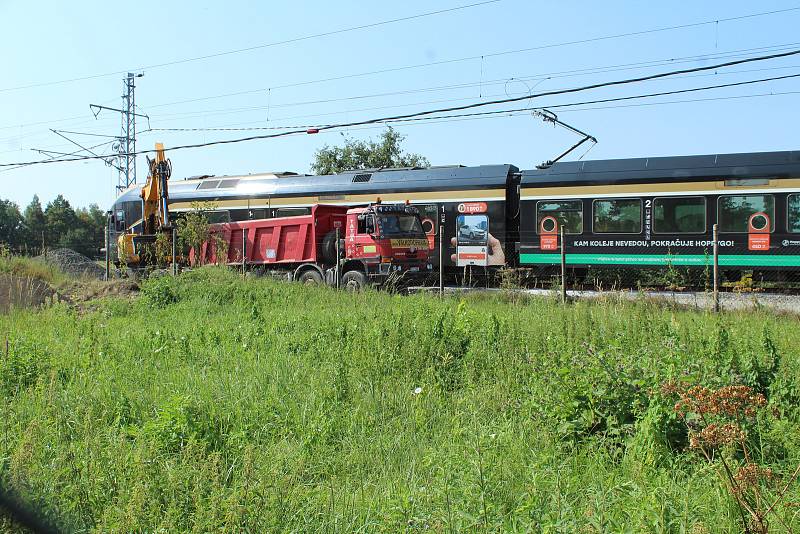 Na modernizovaném úseku železnice zavadil vlak LeoExpress o stavební stroj. Nikdo nebyl při nehod