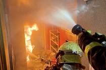 Požár domu, exploze baterií, Lhotka, Frýdecko-Místecko, zásah hasičů, 29. srpna 2023.