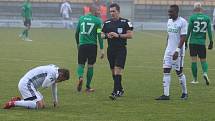 Karvinští fotbalisté (v bílém) vyhráli v Příbrami 1:0.