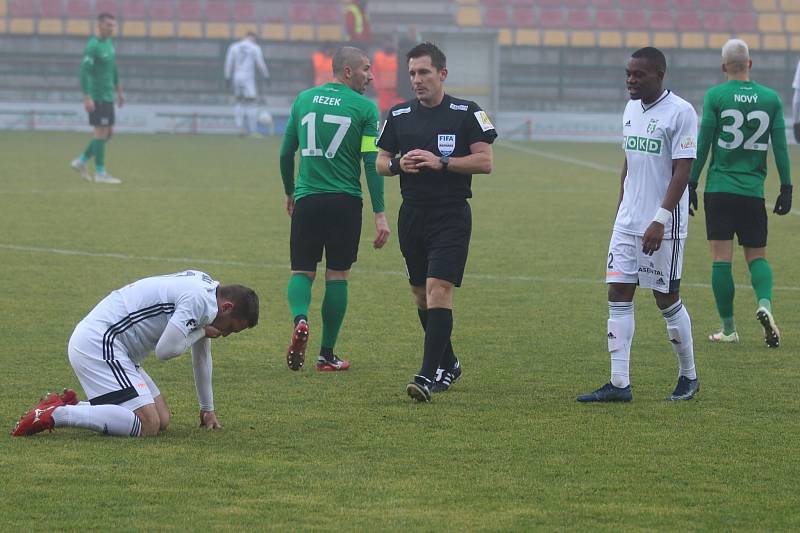 Karvinští fotbalisté (v bílém) vyhráli v Příbrami 1:0.