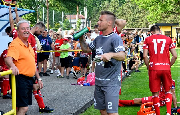 Českotěšínští fotbalisté si zahráli fotbálek s třineckými hokejisty.