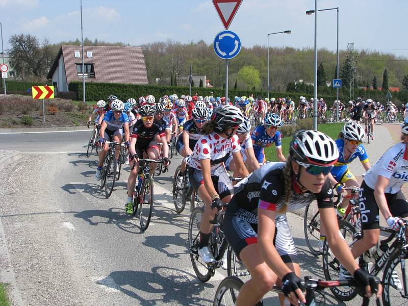 Cyklistky při druhém průjezdu vrcholem Bludovického kopce v Havířově. 