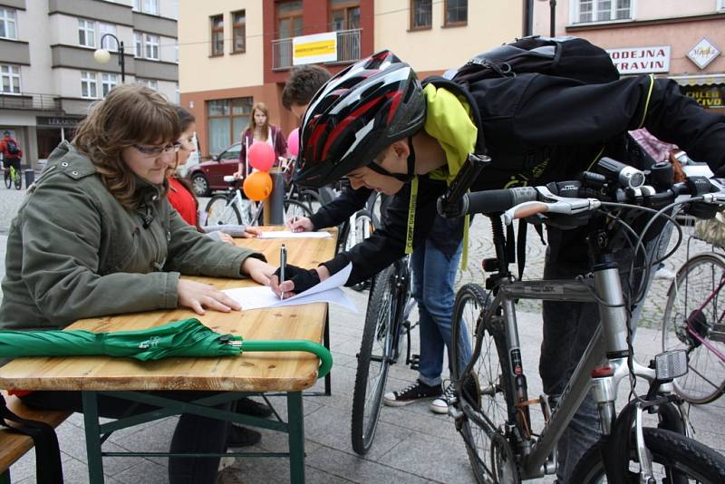 Pokus o rekord v počtu cyklistů na jednom místě v Českém Těšíně. 