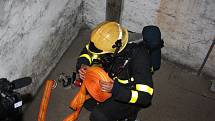 Výcvik havířovských hasičů na skipové věži v Horní Suché. 