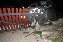 Opilá a zfetovaná „řidička“ bez řidičáku a divoká noční honička s policií. Na začátku byla běžná silniční kontrola v Havířově, na konci plot v Petřvaldě.