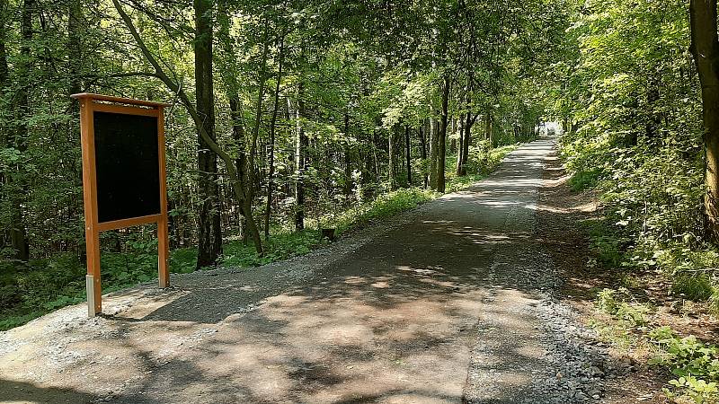 V  místech, kde stávalo letní koupaliště, nechala obec obnovit rybník a zrekonstruovala cestu vedoucí Waroschovým lesem.