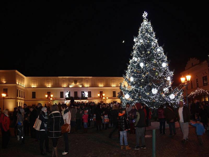 Na Masarykově náměstí v Karviné v neděli vpodvečer rozsvítili vánoční strom.