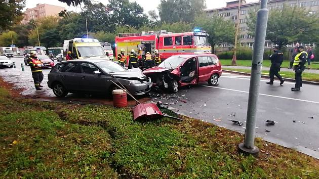 K hromadné nehodě došlo v pátek 2. října 2020 po půl desáté dopoledne v Havířově v místě mezi ulicemi Dlouhá třída, 17. listopadu a Junácká.