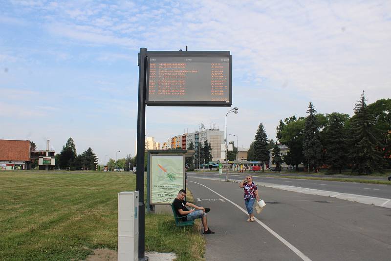 Na vybraných zastávkách v Karviné jsou cestujícím k dispozici nové digitální panely s odjezdy autobusů.