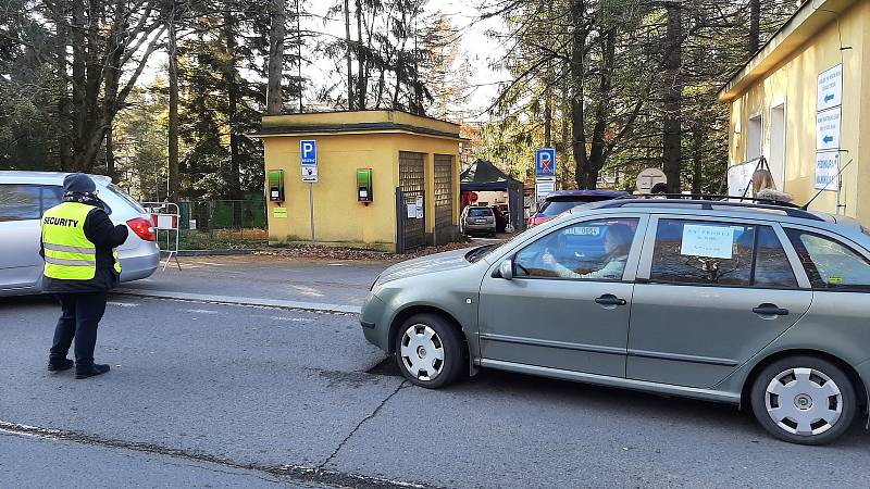 Před odběrovým místem PCR testy u nemocnice v Třinci se tvoří dlouhé fronty aut. Dopravu v místě musí korigovat městská policie,