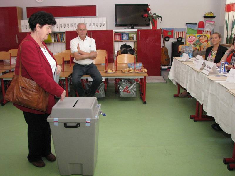 Komunální volby v Havířově. Okrsky v ZŠ Gorkého. 