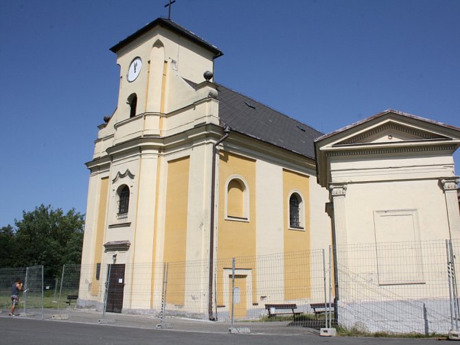 Šikmý kostel sv. Petra z Alkantary v Karviné-Dolech čeká oprava. 