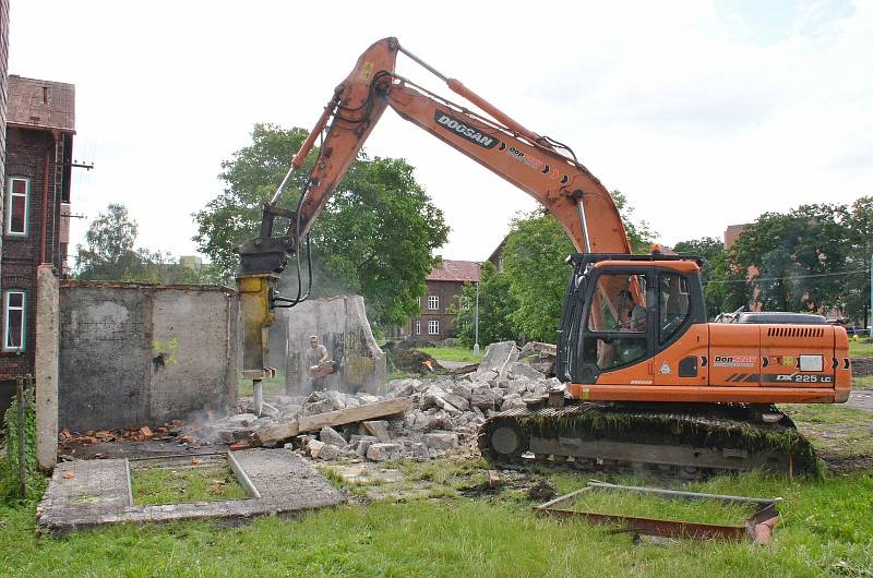 Začaly úpravy červené kolonie v Bohumíně. Do dvou let by tam měly vzniknout byty k pronájmu.