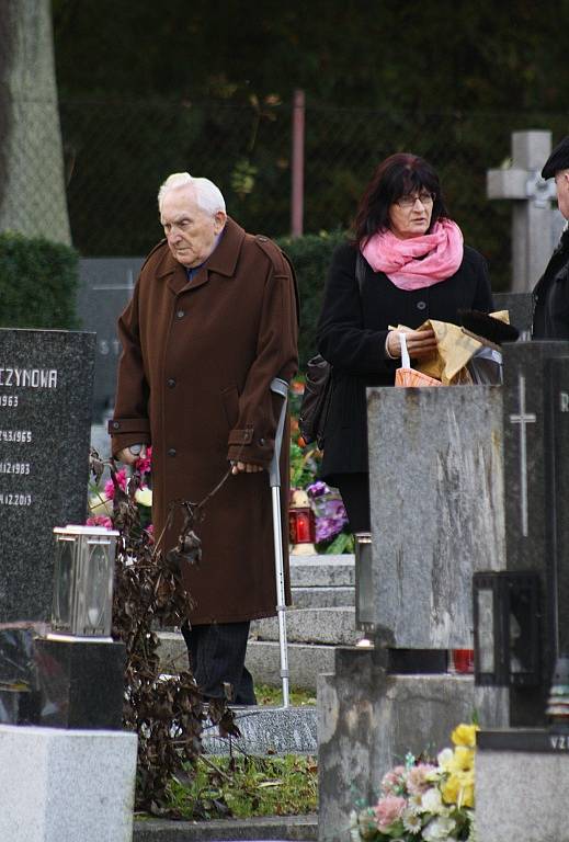 Stovky lidí i na Karvinsku zamířily o tomto víkendu na hřbitovy. Důvodem byl svátek Památka zesnulých neboli Dušičky.