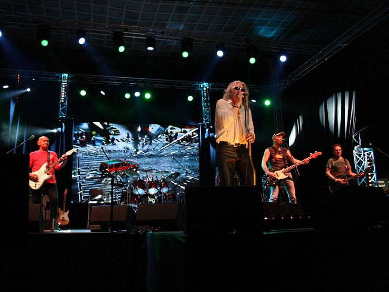 Polská rocková skupina Perfect byla hlavním tahákem letošního ročníku hudební přehlídky Dolański Gróm. Koncert na zimním stadionu, kde zahráli ještě polští T.Love a česká skupina Chinaski.