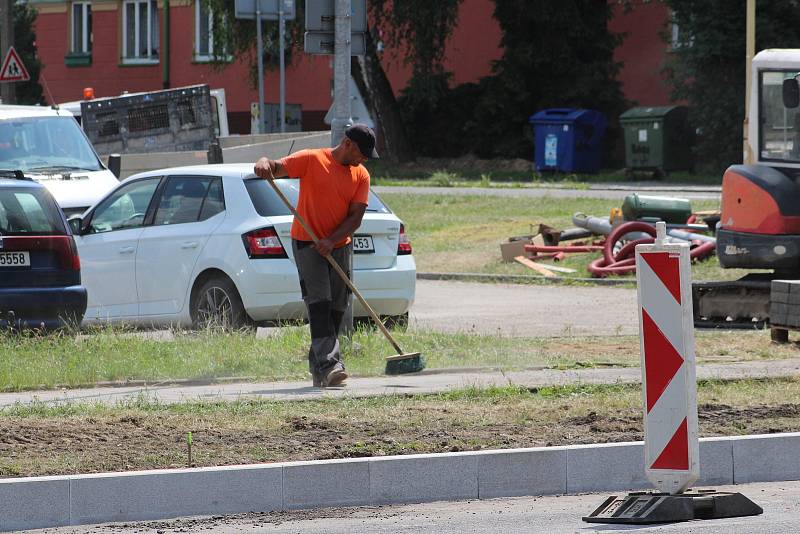 Centrum Havířova je momentálně plné stavebních strojů a dělníků. Opravuje se několik páteřních komunikaci najednou a k tomu ještě nefungují některé semafory na křižovatkách. Práce na Dělnické ulici.