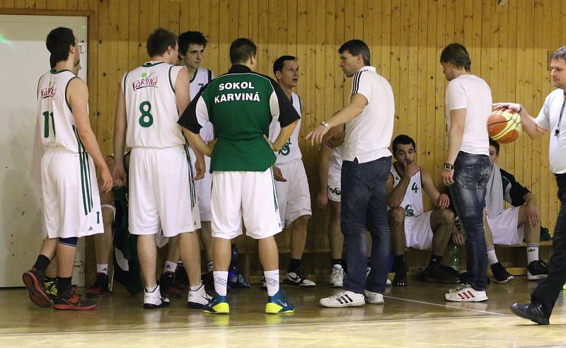 Karvinští basketbalisté (v bílém) v duelu se Šumperkem prohráli.